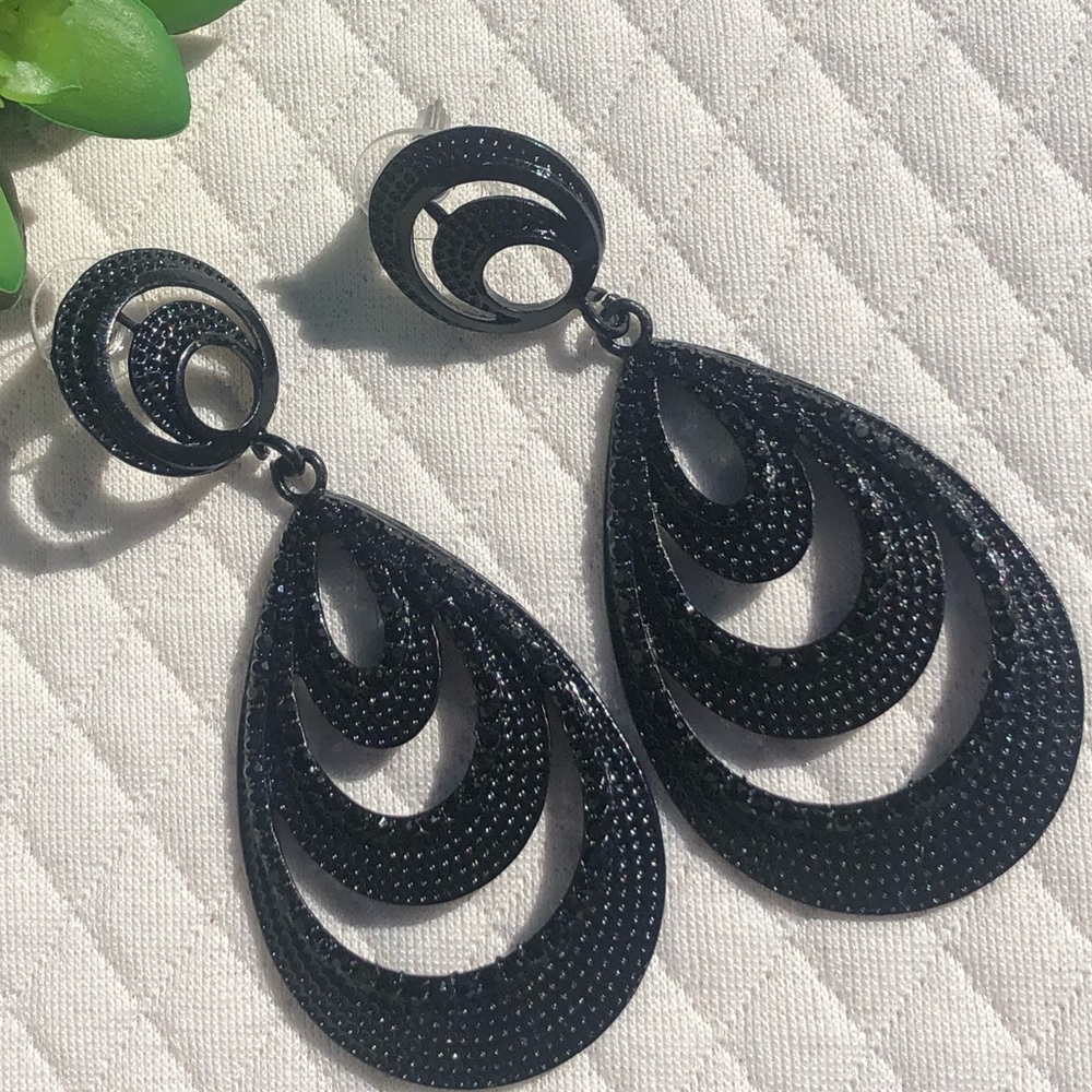 Black lightweight drop earrings. 🖤Classic Style.